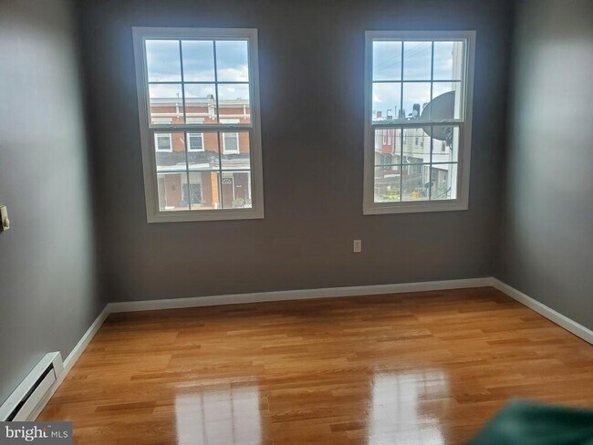 Foto del edificio - 2914 E Madison St