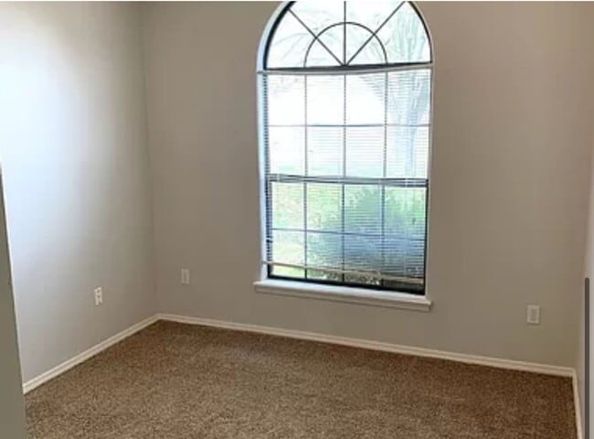 Building Photo - Wonderful Three Bedroom Property!