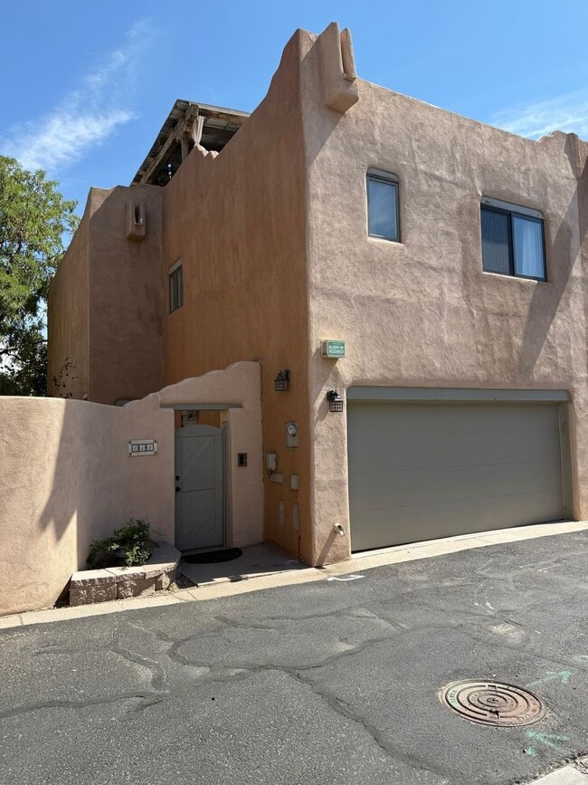 Building Photo - 814 Southeast Cir NW