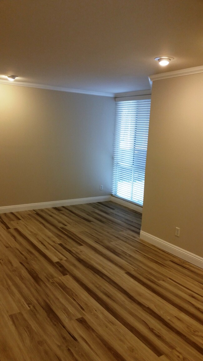 Bedroom Window Nook - 8530 Holloway Dr