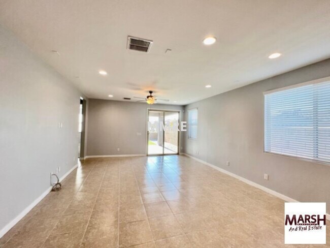 Foto del edificio - Great 5 bedroom home in Phoenix gated comm...