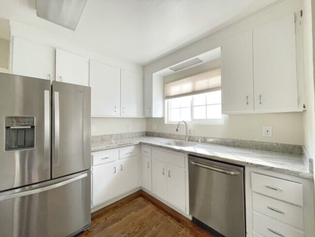 Building Photo - 3Bedrooms 2Baths In a Quiet Area W/Detached Garage/Hook Ups