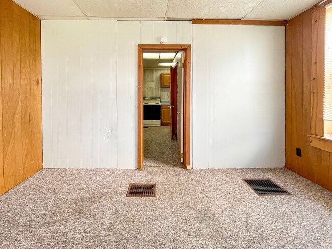 Building Photo - PRELEASING for AUGUST! Close to Campus