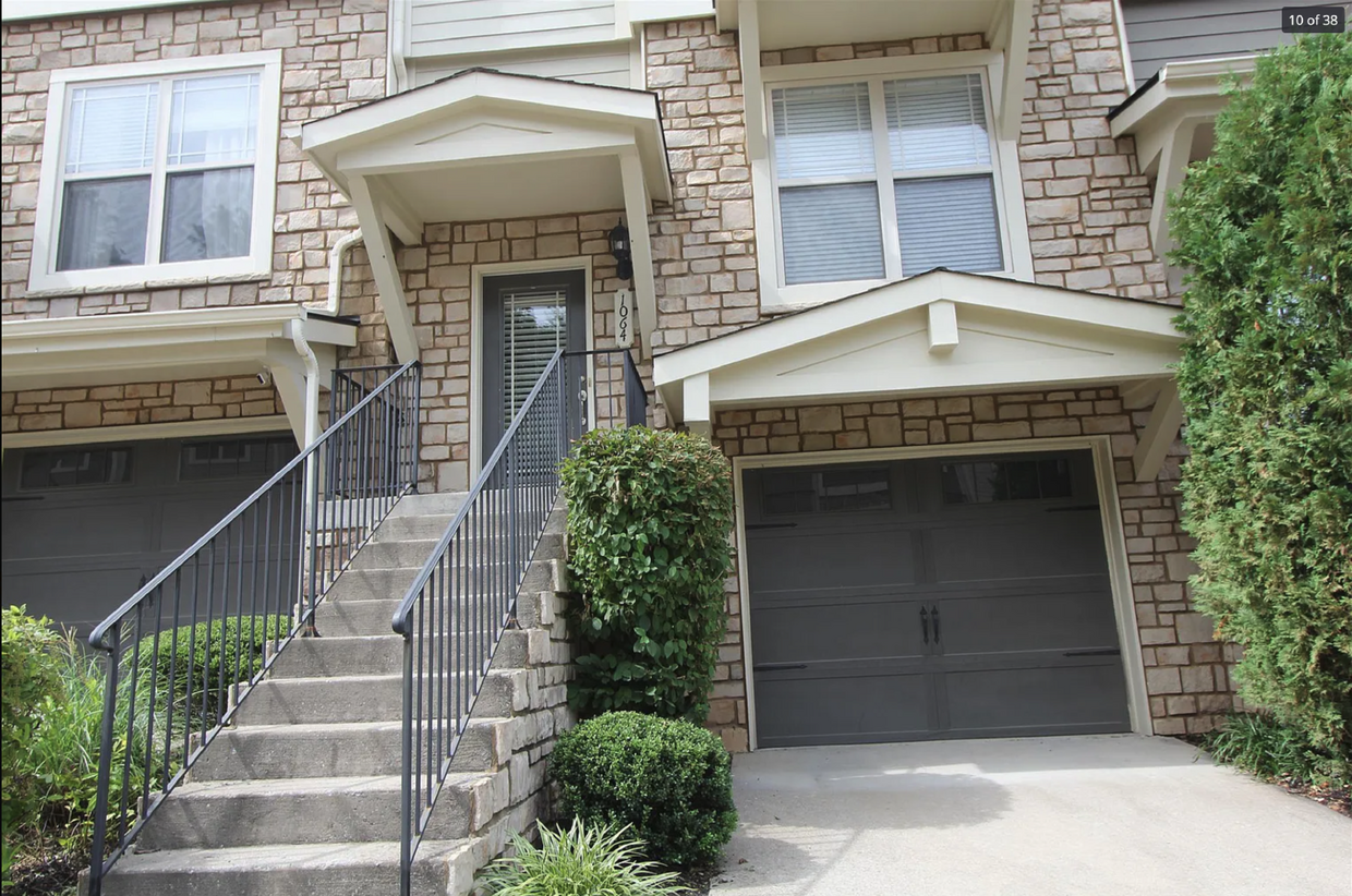 Foto principal - Spacious townhome, garage, 2 bed, 2 bath, ...