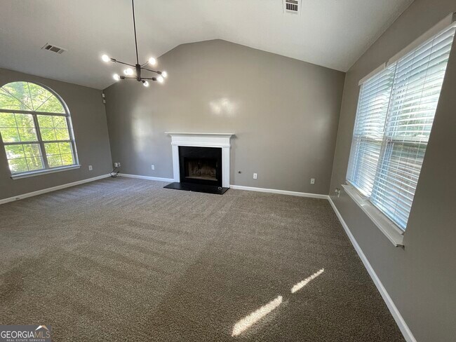 Foto del edificio - 7177 Hazelwood Dr