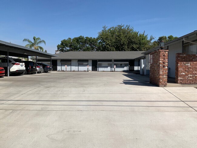 Building Photo - 4154 N Millbrook Ave