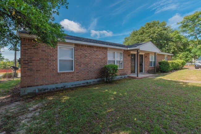 Foto del edificio - $950 - Updated 2 Bed/1 Bath Duplex With Stainless Steel Appliances!