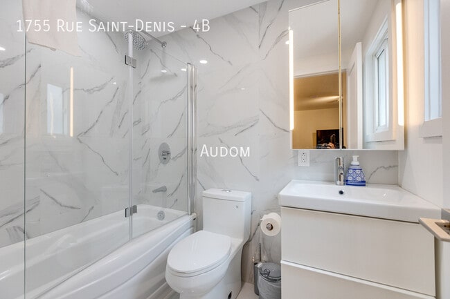 Building Photo - 1755 R. Saint-Denis