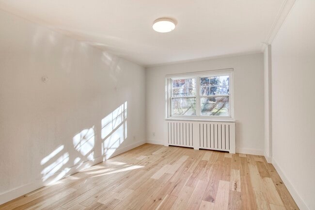 Building Photo - 4930 Chem. Queen Mary