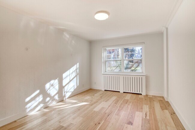 Photo du bâtiment - 4930 Chem. Queen Mary