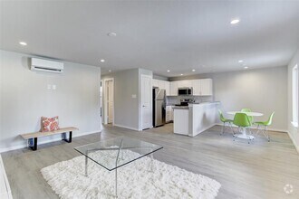 Building Photo - 645 E 11th 1/2 St