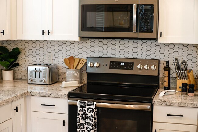 Foto del edificio - High-End, FULLY FURNISHED, Gated Community 4 Bedroom Home NEAR SAN TAN MALL