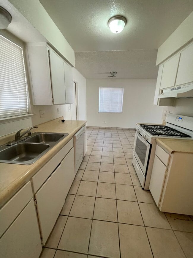 Foto del edificio - Corner lot home coming soon!!