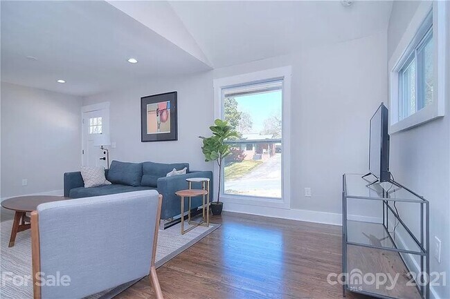 Foto del edificio - Remodeled 3 bed, 2 bath home in Plaza-Shamrock!