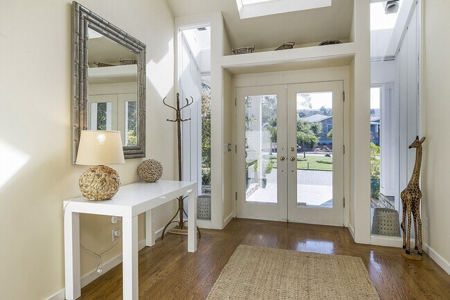 Foto del edificio - 2700 Hillcrest Dr