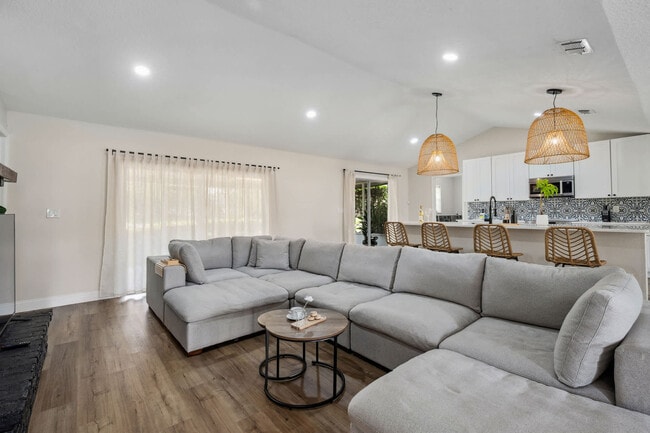 Building Photo - 4520 Lake Gem Cir