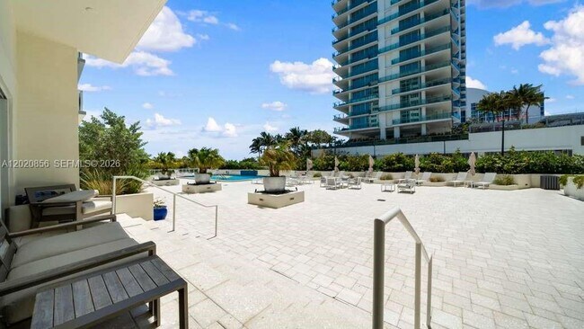 Building Photo - 6917 Collins Ave