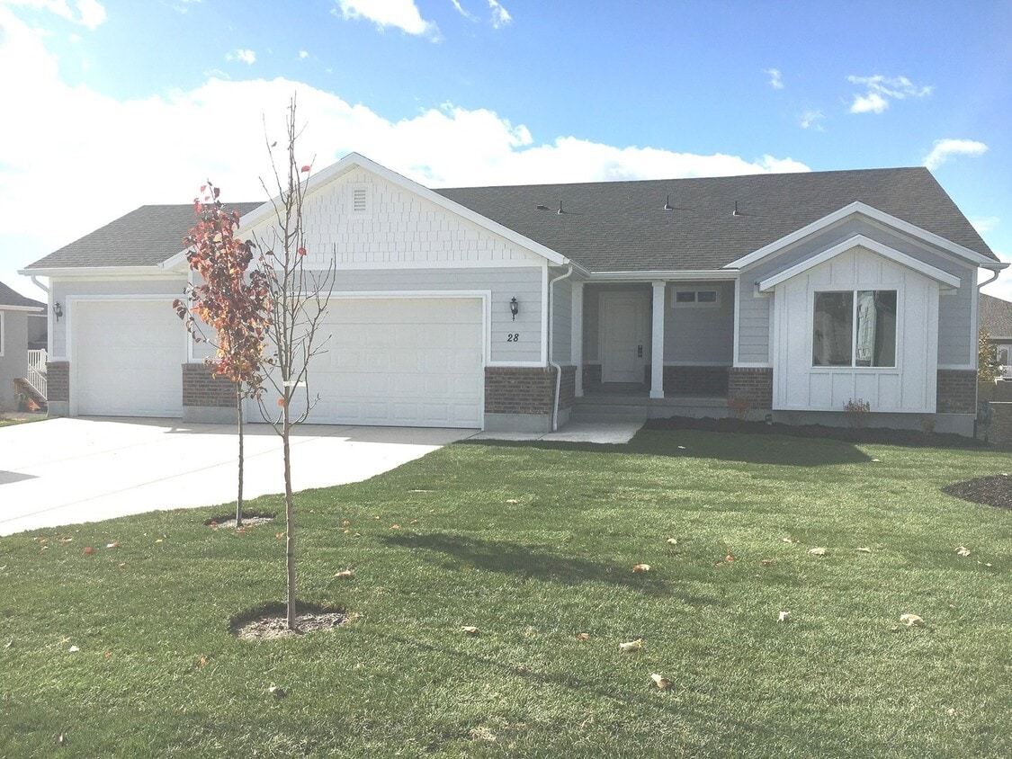 Primary Photo - LOVELY VINEYARD RAMBLER FOR RENT