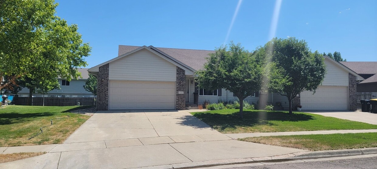 Primary Photo - Spacious West Sioux Falls Twinhome with Gr...