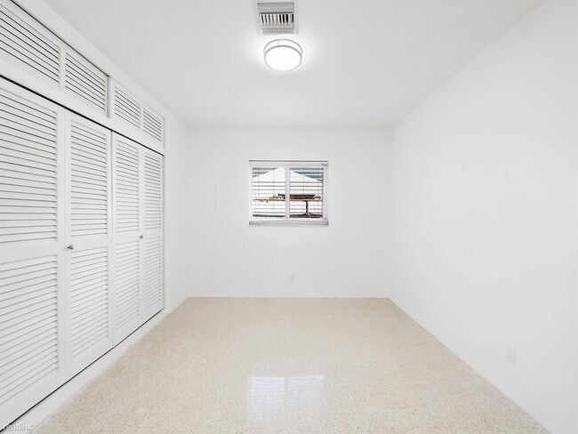 Building Photo - 4 br, 2 bath House - 2060 NE 54th St