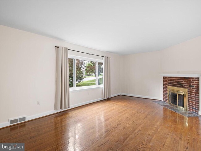 Building Photo - 605 W Lea Blvd