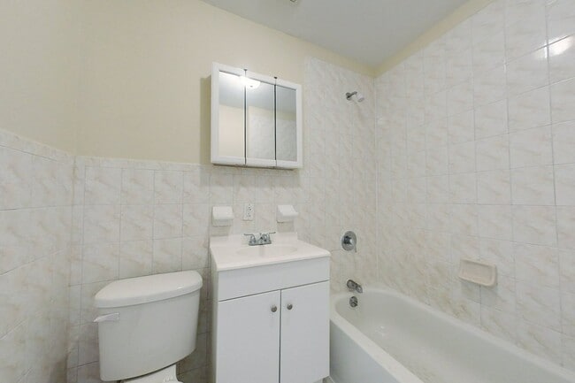 Foto del edificio - 106 Rockaway Ave