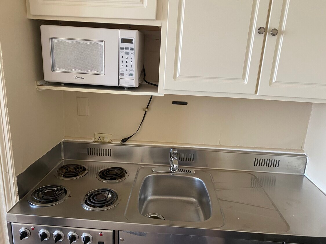 Kitchenette - 211 N Schuyler Ave