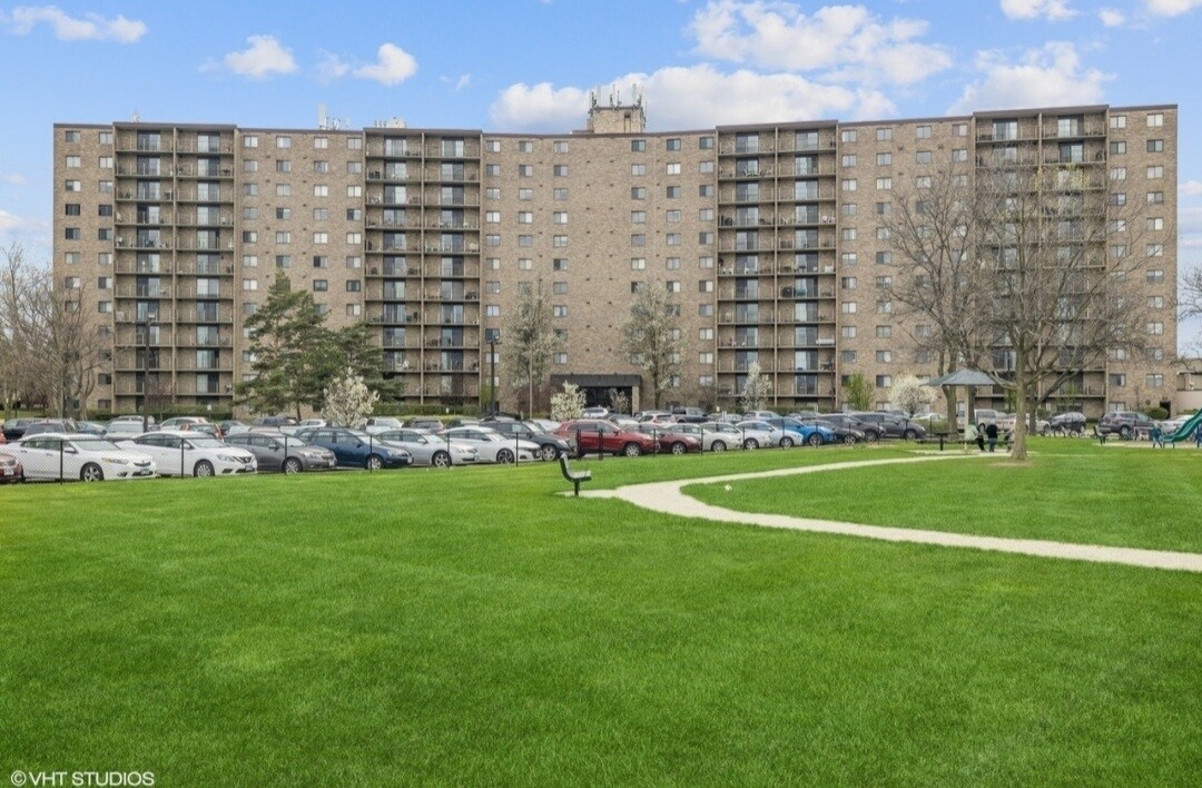 6340 Americana Dr Unit 611, Willowbrook, IL 60527 Condo for Rent in