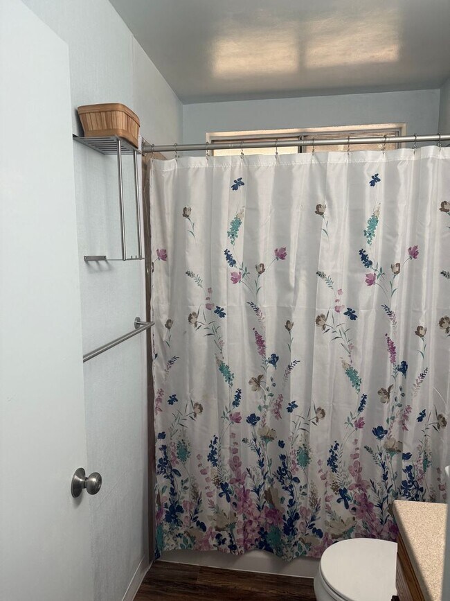 Building Photo - Charming 2 Bed/1 Bath Home + Bonus Room Ho...