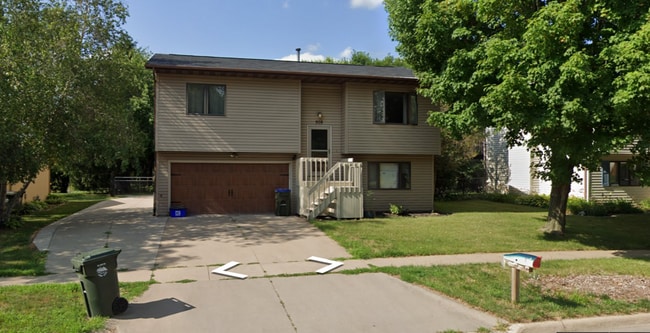 $3000|5 Bedroom 3 Bath |Fenced Backyard| Deck| Laundry| Basement - $3000|5 Bedroom 3 Bath |Fenced Backyard| Deck| Laundry| Basement House