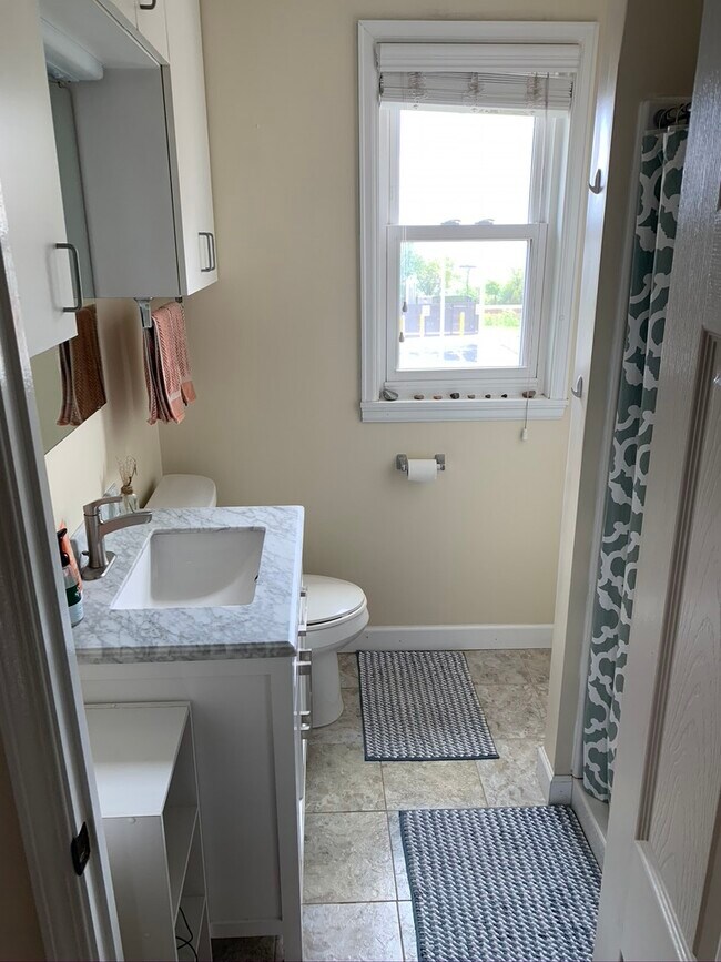Bath - 313 S 15th Ave E