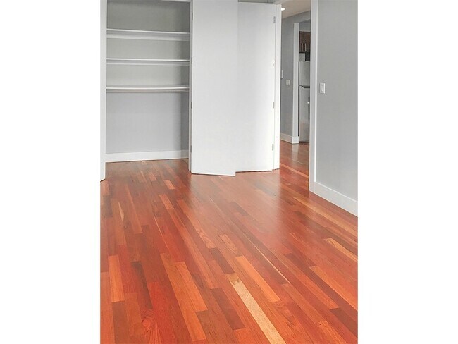 Foto del edificio - 585 Snediker Ave