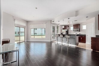 Building Photo - 945 E Playa Del Norte Dr