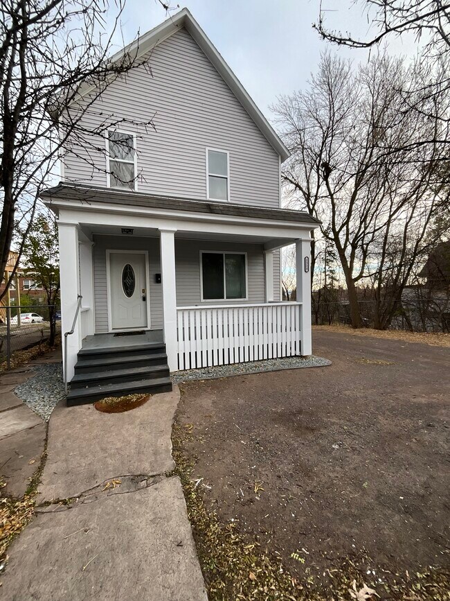 Foto del edificio - 1324 E 2nd St