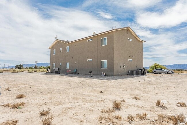 Building Photo - 1741 S Dandelion St