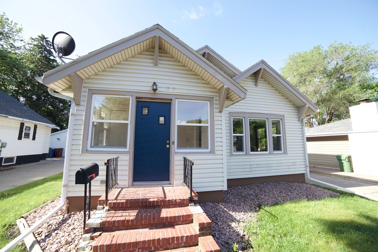 1010 1st St, Brookings, SD 57006 House Rental in Brookings, SD