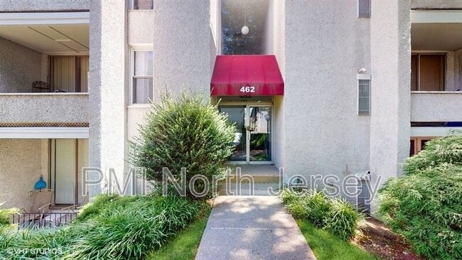 Building Photo - 462 River Rd