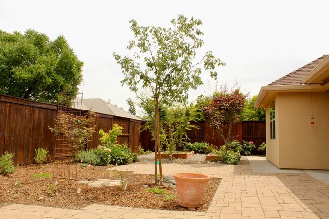 Building Photo - 4 Bedroom 2.5 Bath 3 Car Garage!
