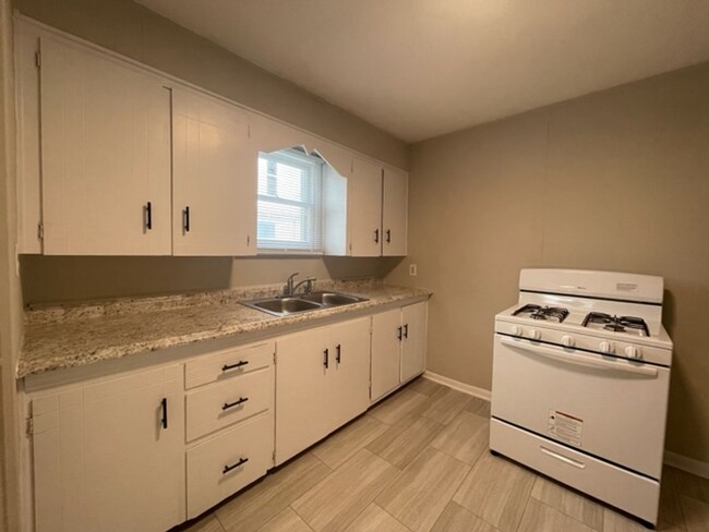 Building Photo - Cute 3-bedroom Home Near OTC and Drury!