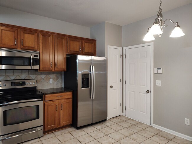 Building Photo - Cozy, 2 story End Unit Townhome located in the Blakeney Preserve community!