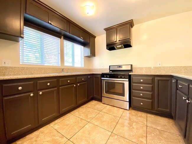 Building Photo - 943 Sanborn Ave