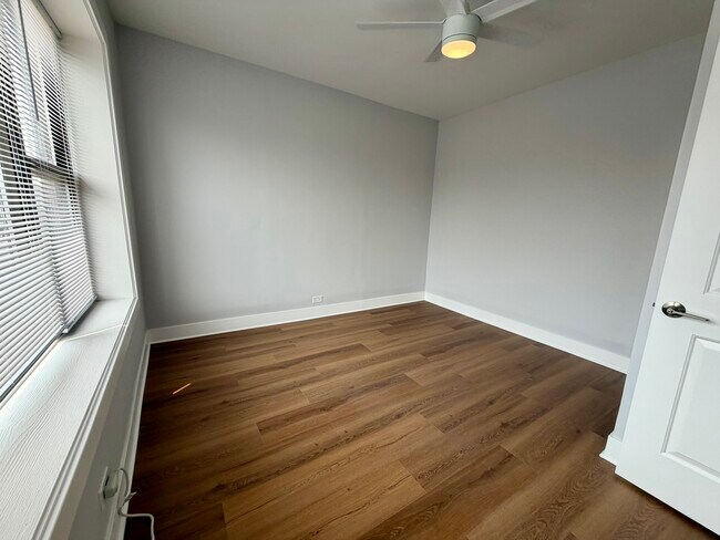 Building Photo - 4393 N Elston Ave