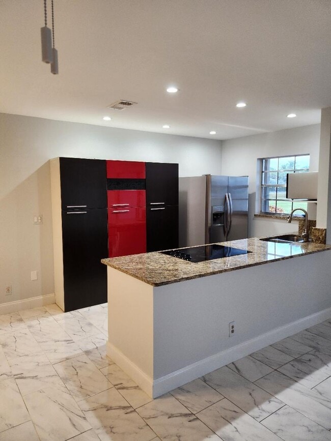 Foto del edificio - 5433 Lakefront Blvd