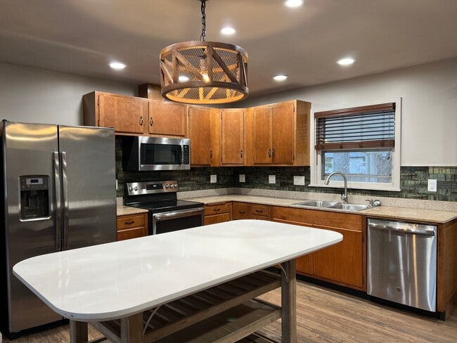 Building Photo - Newly Remodeled Property in Southeast Springfield