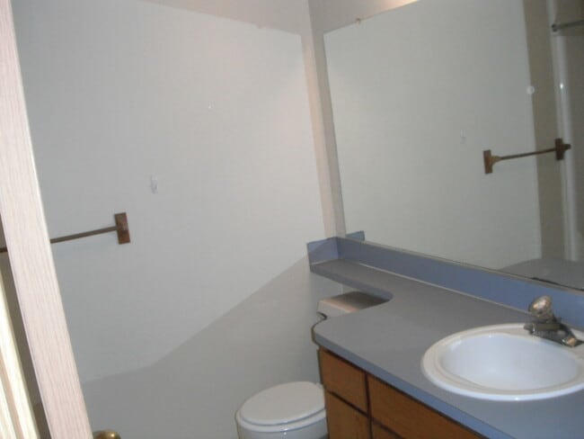 Building Photo - Spacious 3 Bdrm Single Level w/ Covered Pa...