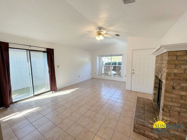 Foto del edificio - Adorable 2 Bedroom Home in Valparaiso!