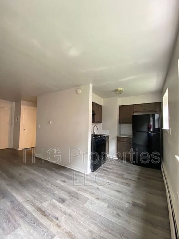 Primary Photo - 315 W 8th St