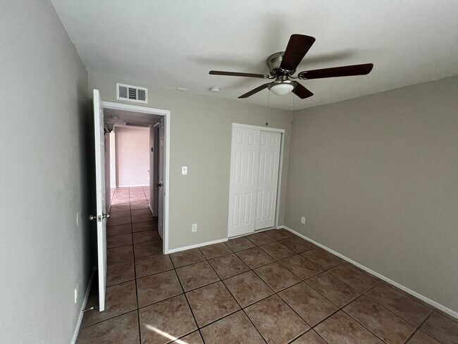 Building Photo - 1319 E Vista Ave