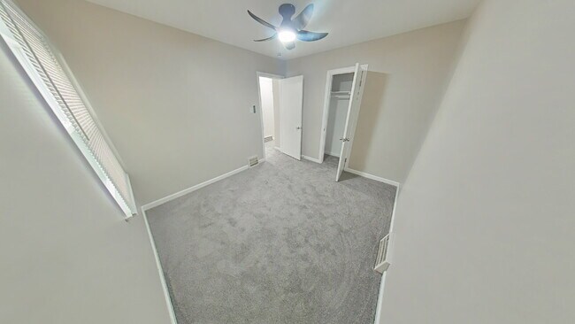 Foto del edificio - " 2-Bed Home with Gleaming Hardwood Floors...