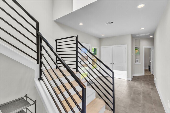 Building Photo - 5912 Midgeley St